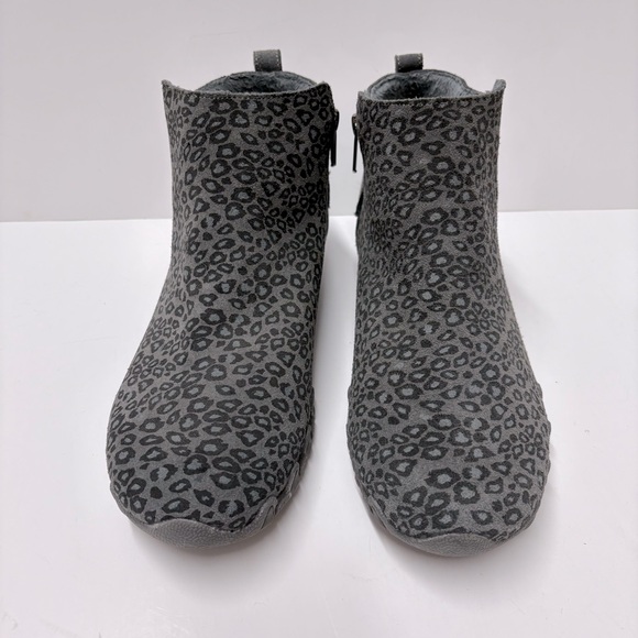 Skechers Relaxed Fit Leopard Print Memory Foam Fur Lined Booties Sz 9.5 WIDE - Picture 2 of 5